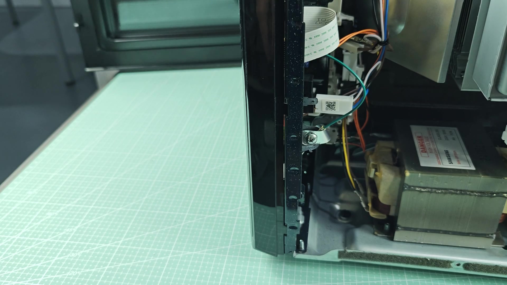 samsung-microwave-door-won-t-latch-shut-what-usually-fails-first-4.jpg