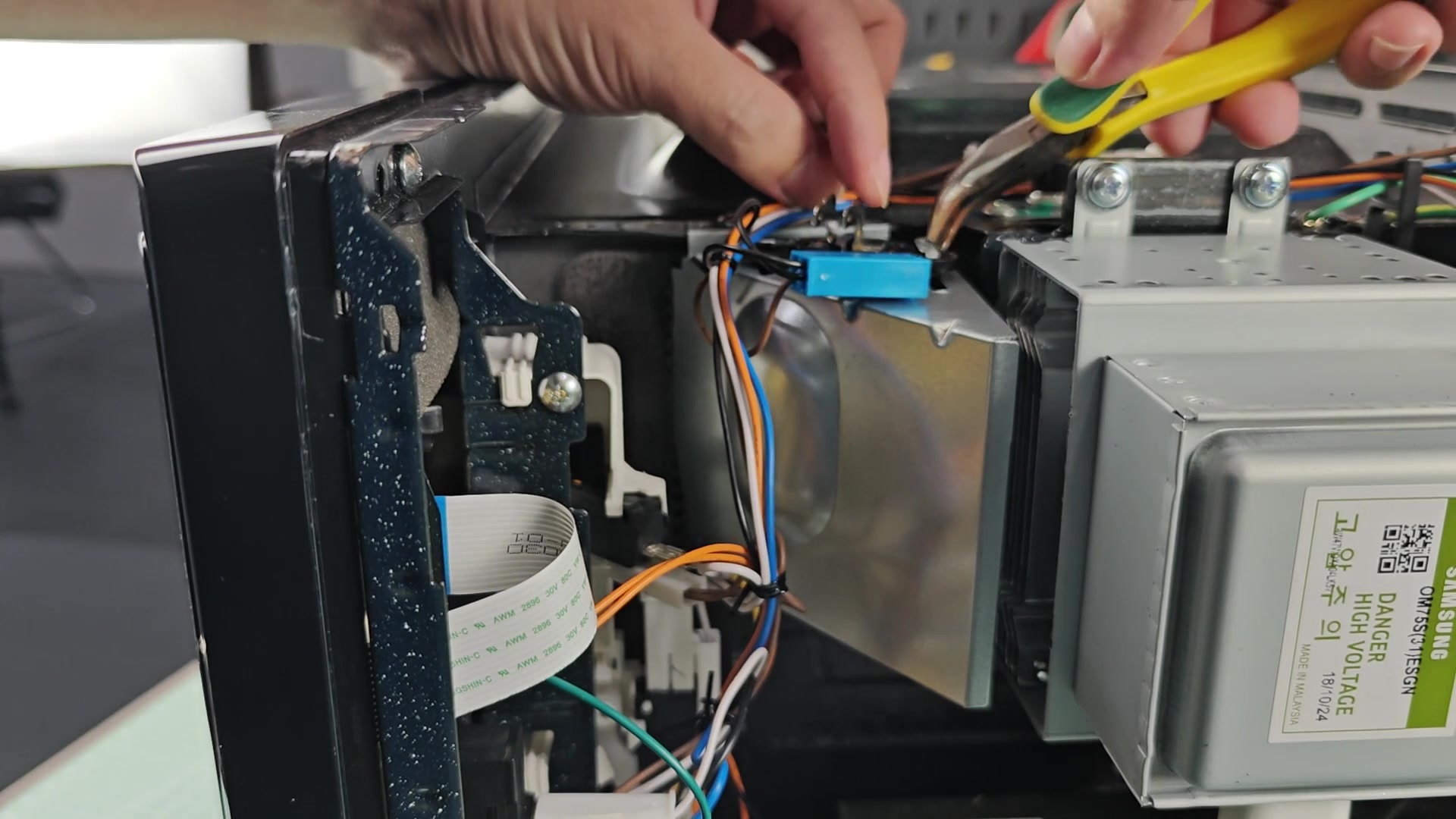 swapping-the-bulb-in-a-samsung-microwave-how-involved-is-it-1.jpg