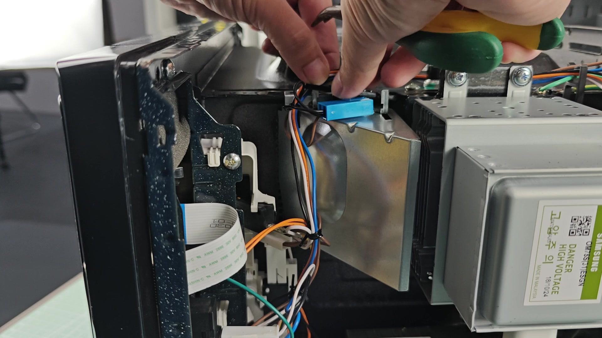 swapping-the-bulb-in-a-samsung-microwave-how-involved-is-it-2.jpg